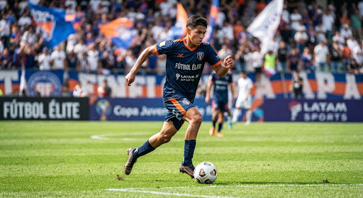Joven futbolista compitiendo en el campo